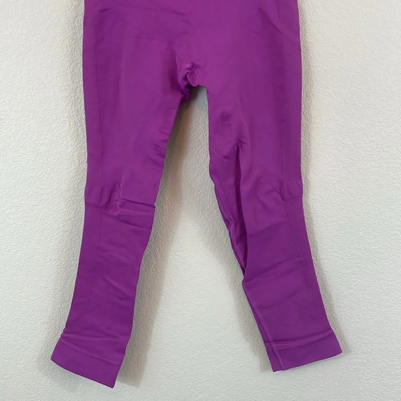 Lululemon purple ribbed cropped leggings size 6 - Picture 3 of 10